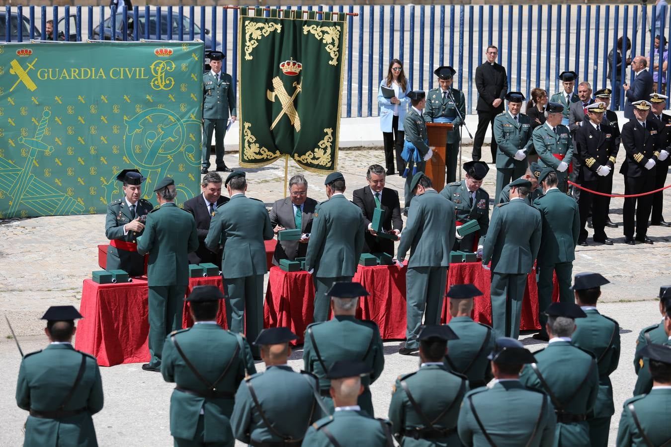 Zoido celebra en Cádiz las bodas de plata del Servicio Marítimo de la Guardia Civil